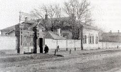 Ворота хрустально-стекольного завода Дютфуа на Большой Панской улице, снимок сделан в 1900 — 1912 годах