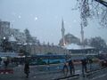Центральный Ускюдар в снежный день, на заднем плане мечеть Михримах-султан