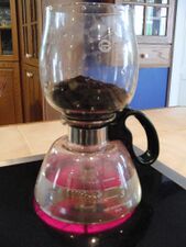 3. Контейнер с кофе вставляется в стеклянный графин.