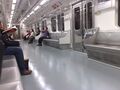 Внутренний вид вагона Сеульского метро