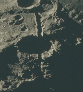 Долина Шрёдингера в районе кратера Сикорский. Снимок с борта «Аполлона-15».