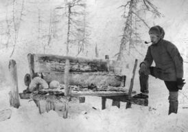 В. Н. Васильев у якутского воздушного захоронения, Енисейская губерния, 1905