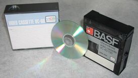 Видеокассета формата VCR в сравнении с диском CD