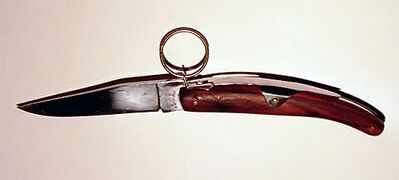 Нож с одним из характерных для навахи типом механизма