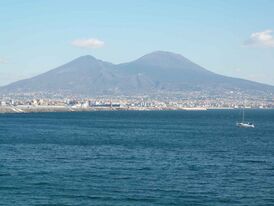Вид на вулкан со стороны района Назарио Сауро (Неаполь)