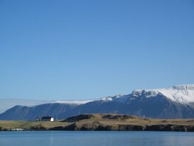 Вид на остров со стороны Рейкьявика, с горой Эсья на заднем плане