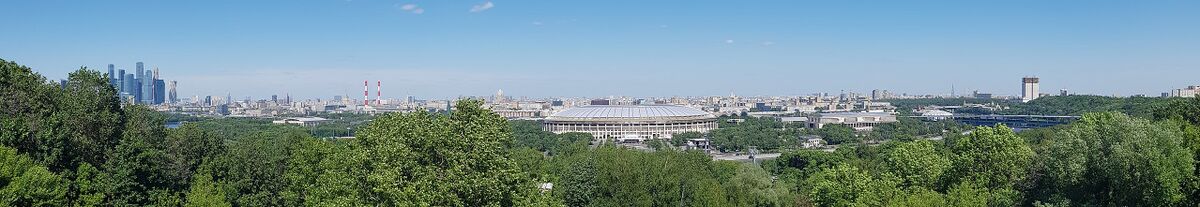 Вид Москвы с Воробьёвых гор в 2018 году. Слева направо: Москва-Сити, Москва-река, ТЭЦ-12, Стадион «Лужники», Станция метро «Воробьёвы горы», здание Российской академии наук