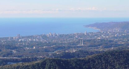 Вид на Центральную часть Сочи со смотровой башни на горе Ахун