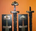Каролингские мечи X века из «Музея викингов» в Хедебю, рядом их современные реконструкции