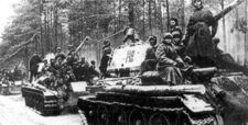 Советские танкисты на Одере, 1945 год.