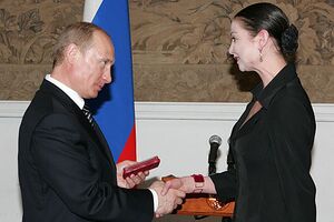 Владимир Путин награждает Ю.Махалину (27.02.2008)