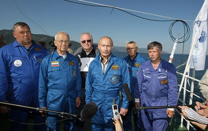 Премьер-министр Владимир Путин (в центре) вместе с акванавтами после погружения на дно озера Байкал, 2009.