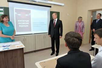 Президент России Владимир Путин в День знаний посещает среднюю школу № 7 в Кургане, 2013 год