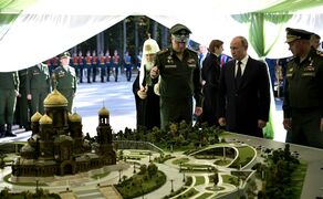 Осмотр В. В. Путиным макета Главного храма Вооружённых сил, 19 сентября 2018 года