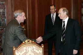 В. Е. Коваленко и Президент России В. В. Путин. На заднем плане — министр иностранных дел России С. В. Лавров. 18 января 2007 года