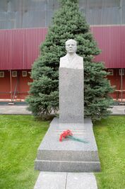 Voroshilov grave moscow july 2016 kremlin wall necropolis.jpg