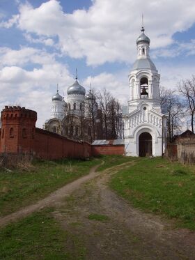 Колокольня и соборный храм Воскресенско-Феодоровского монастыря. Фото 2005 года