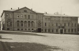 Здания гостиницы «Societe» или «Seurahuone» («Дом собраний», слева) и новой ратуши (справа) до реконструкции 1934 года