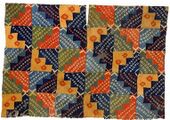 Одежда уари, Перу, 750—950 гг. Эта туника была изготовлена из 120 отдельных кусков ткани, каждый из которых был окрашен индивидуально. На керамике того же периода в подобных одеждах изображены мужчины с высоким социальным статусом. Коллекция Текстильного музея
