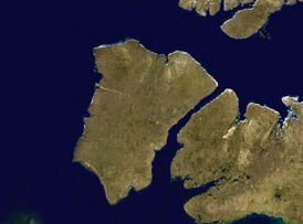 Остров Банкс (в центре), западная часть острова Виктория (справа) и разделяющий их пролив Принца Уэльского. Аэрокосмический снимок NASA.