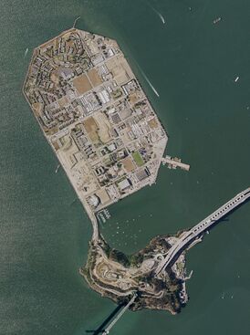 Аэрофотосъемка Трежер-Айленд (вверху) и острова Йерба Буэна