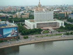 Белый дом. Глубокий переулок — слева от него