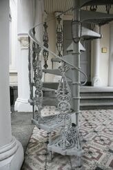 Винтовая лестница с декоративными балясинами