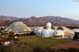 Здание научного комплекса «Биосфера-2», внутри которого смоделирована замкнутая экосистема