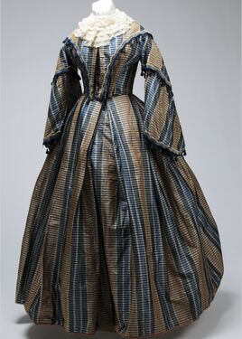 Вечернее платье из тафты. Полная юбка. Ок. 1853—1856