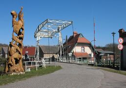„Des Fischers Traum“ und Klappbrücke in Wustrau-Altfriesack