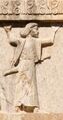 Арабский солдат (др.-перс. 𐎠𐎼𐎲𐎠𐎹, Arabāya)[36] Ахеменидской армии, около 480 г. до н. э. Рельеф гробницы Ксеркса I