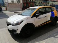 Renault Kaptur «Яндекс Драйва» на парковке в Москве.