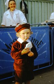 Девочка у лотка с мороженым. СССР, 1964 год. Фото Томаса Хаммонда