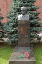 Yuri andropov grave in the kremlin wall necropolis july 2016.jpg