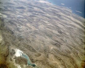 Горы Загрос, юго-запад нагорья, остан Фарс. Вид от озера Бехтеган в сторону Персидского залива. Видны острова Лаван и Киш