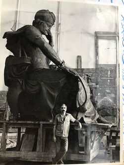 Закир Мехтиев перед памятником Шаху Исмаилу Хатаи в мастерской