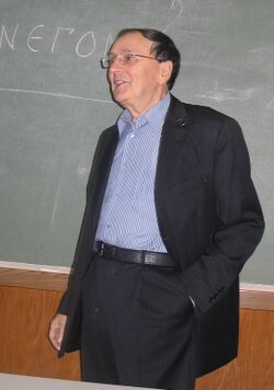 А. А. Зализняк во время лекции о берестяных грамотах из раскопок 2008 года