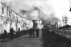 Участок Китайгородской стены вдоль Москворецкой набережной с Николомокринской башней (1934 г.)