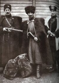 Даутоков-Серебряков З.А. (в центре),Бора Бердуко Мутович (слева, с ружьем в руках), Чхеидзе Константин (предположительно)