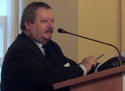 Андраш Золтан выступает с докладом в Вильнюсе (Литва) в 2012 году